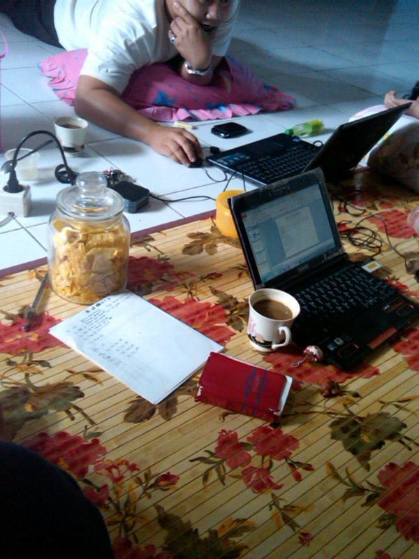SiscaToon's tweet photo. Schedule ke kantor gw kpn? RT @tans_mecca: Meeting tax with team at my home http://t.co/auyAl6nGPU