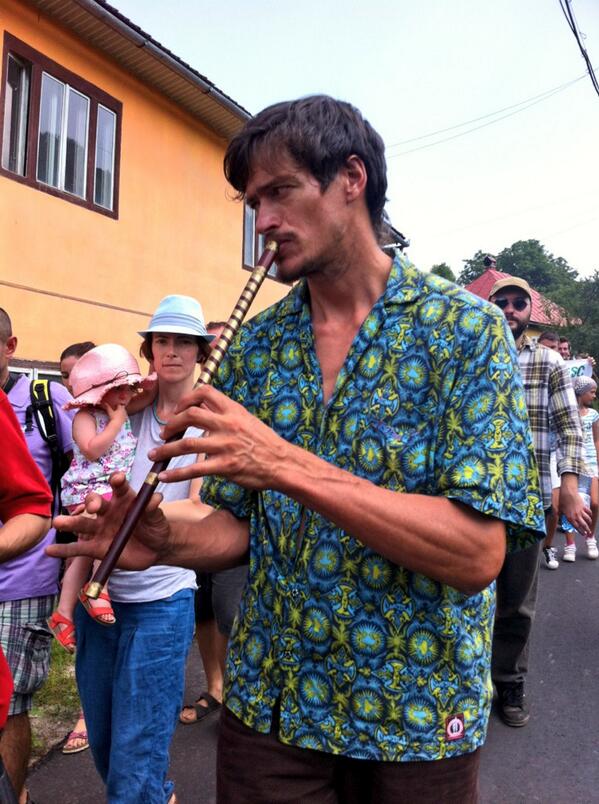 VICElaFanFest's tweet photo. Fluierul are foarte mare impact la un protest, se aude peste dealuri http://t.co/NAB08vdPUk