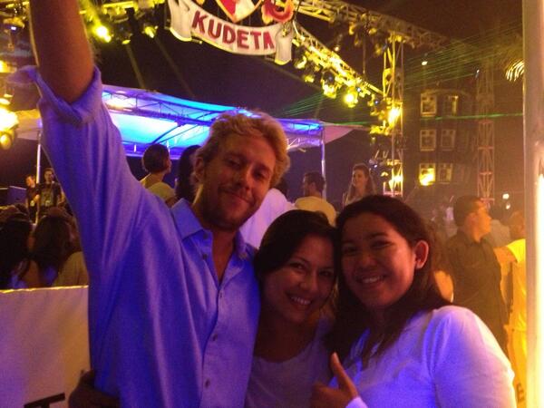jungyach's tweet photo. White Party at KU DE TA http://t.co/HFYfhLnXKH