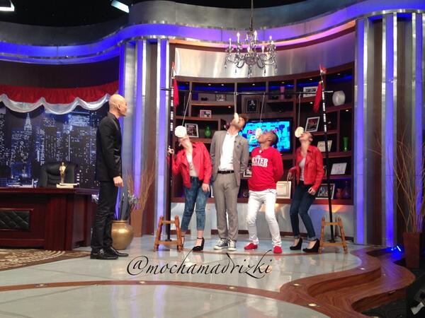 gimana serunya kalo sule, eru &amp; blink lomba balap makan kerupuk? nonton @HitamPutihT7 senin 19 agustus jam6 sore!!