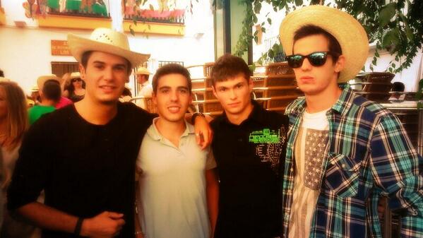 Josejl94's tweet photo. Después de una pedazo de noche en las fiestas de güejar con @David_dRA8 @Javi_Wallace y CR http://t.co/5B7njx601T