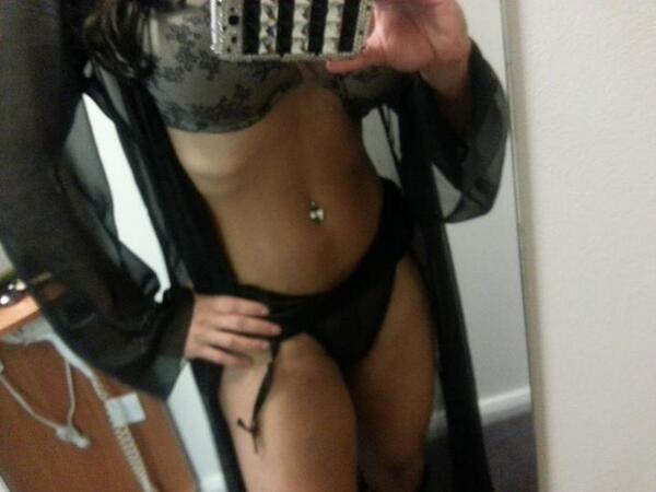 _Alexatrans's tweet photo. @TuPinBlackberry Estoy sin saldo necesito activar mi plan, quien me ayuda soy trans, http://t.co/u20zl8sEvr
