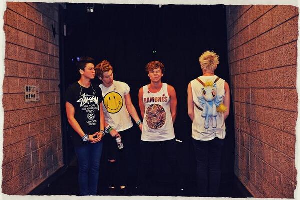 Michael5SOS's tweet photo. My favorite photo hahahahaha woooooo http://t.co/RLBd80j3yF