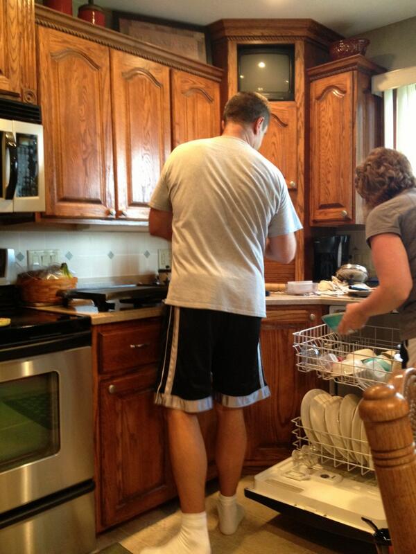 AshleyKnapke's tweet image. Thought I'd better take a pic of this once in a lifetime event! #dadiscleaning #somethingisup #shocked 😱