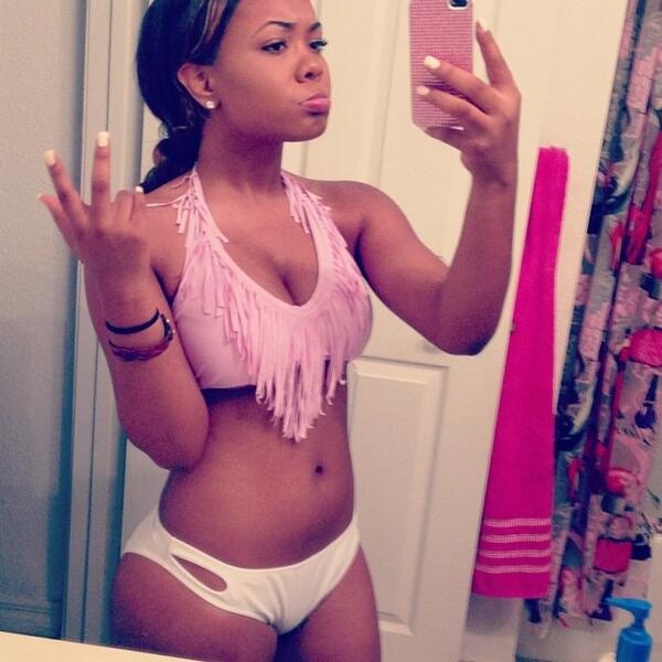 _BeautyFacts's tweet photo. Ew. Pool With Rae Tho 🏊❤ http://t.co/6IvdVnVI9Z