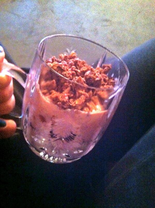 GettingFit_Thin's tweet image. #twye Blended strawberries &amp;amp; raspberries I threw in the freezer w/ Greek yogurt &amp;amp; topped w/ dark chocolate granola 😍