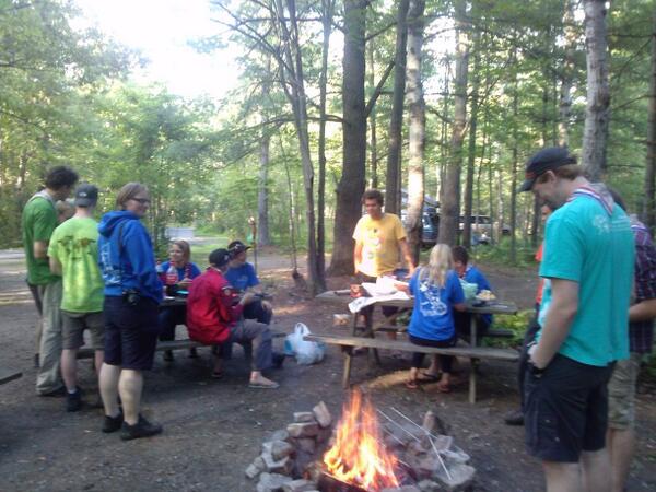 De deelnemers aan de BBQ op het kampeerterrein. The participants at the BBQ on the campground