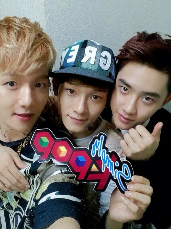 _Simplykpop's tweet photo. 늦은 시간까지 멋진 모대 보여준 #EXO 완전 짱짱맨들!!! 백현&amp;첸&amp;디오 셀카 공개+_+ http://t.co/hzLXxgn9o6