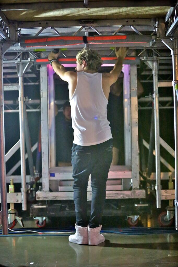 Niall Horan On Twitter The Glamorous Side Of A Show Hahaha T 