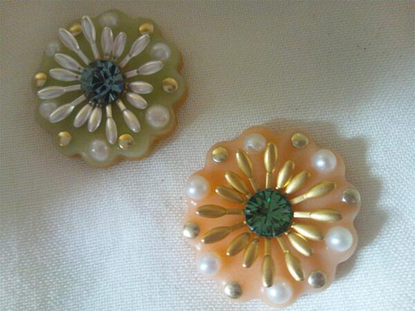 sharuruspace's tweet image. qhana(カーナ)　手に取る人が幸福感を感じられる物作り。今回の作品は花モチーフと1915～1930年頃のVOGUEのカバーデザインをイメージしたファッショングッズです。sharuruspace.com/brandlist/qhana #アクセサリー