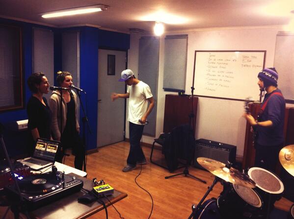 motafonkas's tweet photo. Afinando detalles para mañana. @BarConstitucion es el lugar http://t.co/ewlruIZNrv @mdemusicacl http://t.co/tXFMGUfr70