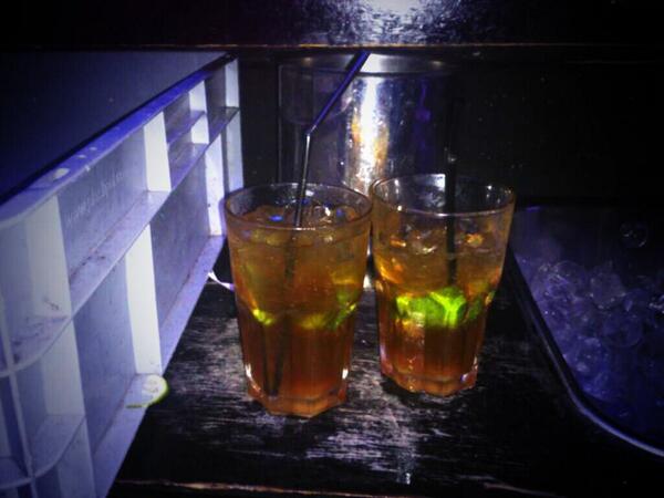 MyriamMschez's tweet photo. Pues así nos cuidamos @SelGrau y yo en nuestra noche de curro! Hora de descansarr! #bn http://t.co/iHq4F2FxA3