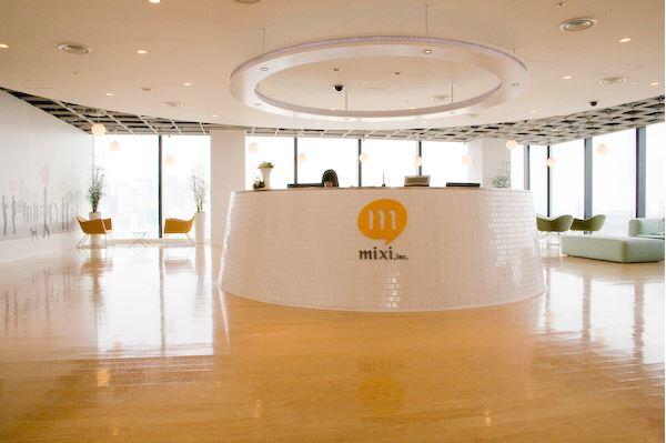 おしゃれオフィス紹介 Mixi 渋谷にあるオフィス 写真はエントランス この 総合受付エントランスからの眺望は最高 なんと 夏には神宮の花火大会が望める絶好のスポットにも T Co Cnckxftshn