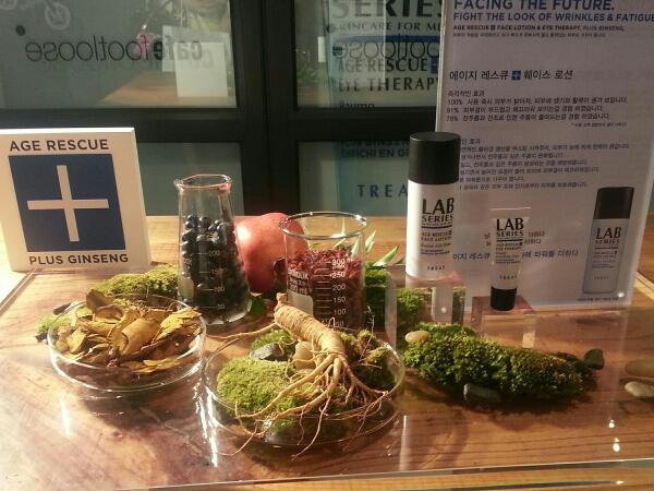 LivingSense's tweet image. 12년만에 업그레이드된 넘버원 남성화장품 브랜드 LAB SERIES 의 &amp;lt;에이지레스큐+ 페이셜&amp;amp;아이&amp;gt;를 소개합니다. 
노화 증상을 안팎으로 개선하기위해 인삼,열가지 항산화성분, 더블펩타이드 등이 함유되었답니다.