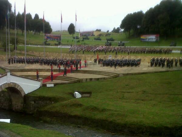 boyacasietedias's tweet photo. Parada militar en el Puente de Boyacá para conmemorar el 7 de agosto. http://t.co/4qUUe442Yx