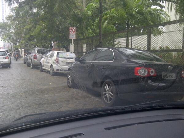 adrianagomes_'s tweet photo. @FlagrasTransito @CTTU_RECIFE diariamente carros em local proibido na benvinda de farias.Cade os guinchos? http://t.co/dTQQELT9I0