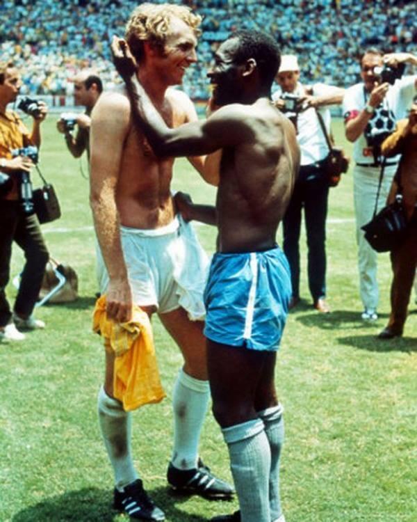 HistoryInPics's tweet photo. Pele and English captain Bobby Moore trade jerseys in 1970 as a sign of mutual respect during a World Cup that had b… http://t.co/b2jUNSfuFd