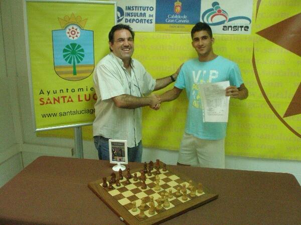 gcajedrez's tweet photo. José Antonio Herrera consigue su 2 norma de MI, le hace entrega @PabloArranz1401 http://t.co/UaoCMYaX5b