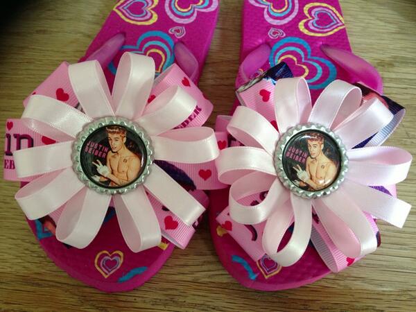 xcrazydiamondsx's tweet photo. @KerisMay hi doll here's a pic of ur Justin Beiber flip flops xxx #JustinBieber http://t.co/eJHqjh8Vo0