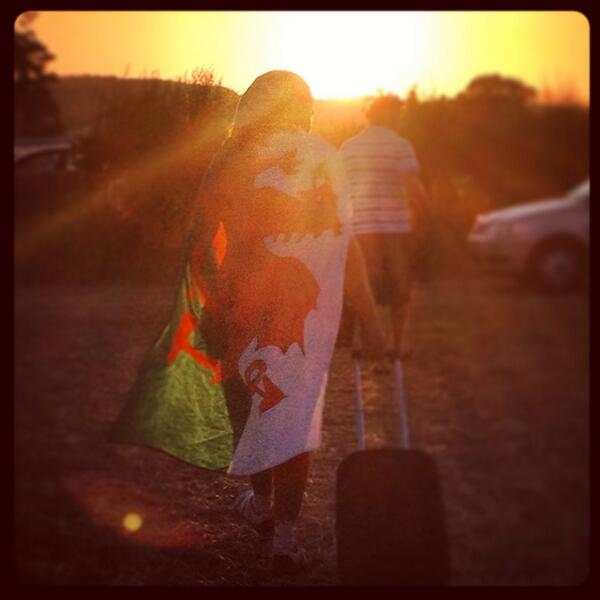 onthebuttonuk's tweet image. Nos da #Taffman. Cerdded i mynd adra efo dy suitcase dy! @ryan_quick