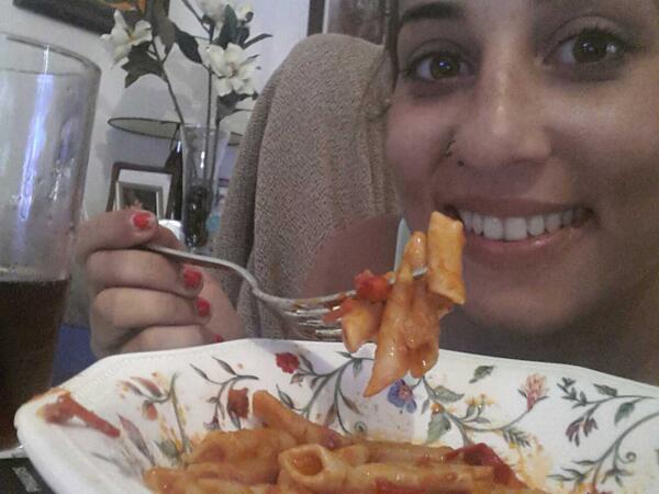 Angeles_cruces's tweet photo. Merendando macarrones con chorizo.. últimamente solo quiero platos hondos #loreconozco; SOYVACA xo me encanta serlo!! http://t.co/P4cHnYzAoG