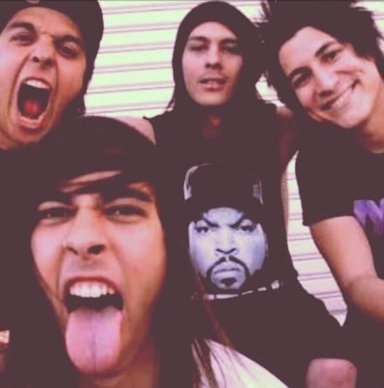 pandaloaff's tweet photo. Asdfghjkl<3
#ptv #piercetheveil #tonyperry #tonyturtle #jaimeperciado #hime #mikefuentes #fuentesflu @piercetheveil http://t.co/VbJEoAY459