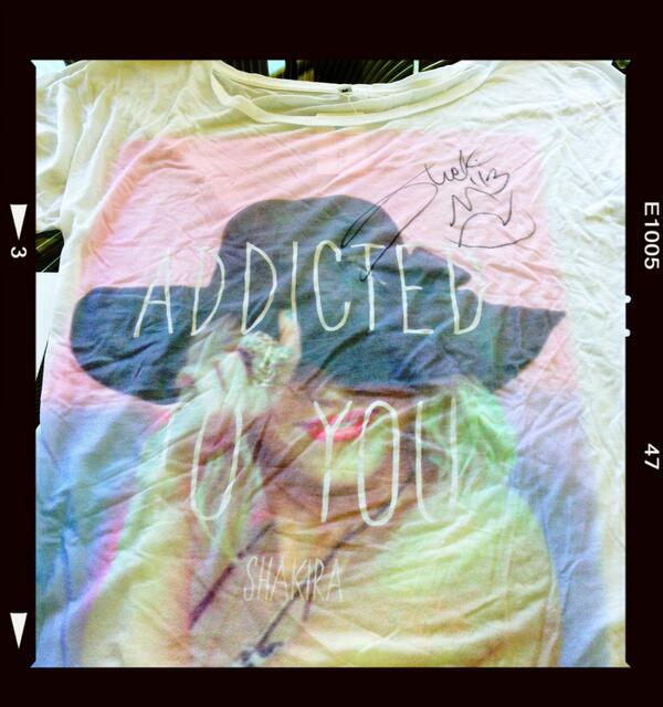 Guillenangel18's tweet photo. @shakira mi mayor sueño en este momento es tener esa camisa en mis manos por favor!!! #addictedcertified TE AMO http://t.co/SiYENYHX5k