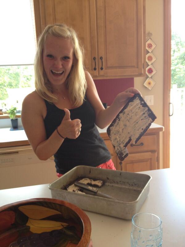 jasminekirchner's tweet image. Only @brittalarson12 and I could mess up box mix brownies #crispy #helpmom