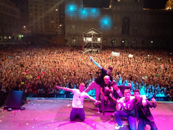 AurynOficial's tweet photo. ¿Os imagináis cómo nos sentimos con este público? 

Gracias A CORUÑA! Gracias GALICIA!

#AntiHeroesTOUR http://t.co/MuzxoJQTIk