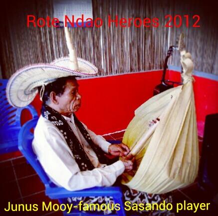 kamurotendao's tweet photo. Sasando, alat musik tradisional asal Rote. #sasando #rotendao #roteisland @Info_Kupang @SeputarKupang @CariHal http://t.co/IYCift75CI