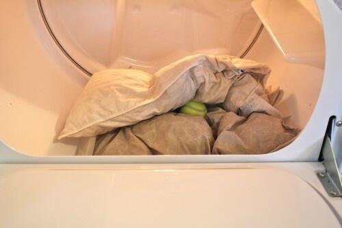 SmarteTips's tweet image. Etter å ha vasket putene, legg de i tørketrommelen med noen tennisballer for at de skal få tilbake &quot;fluffinessen&quot;