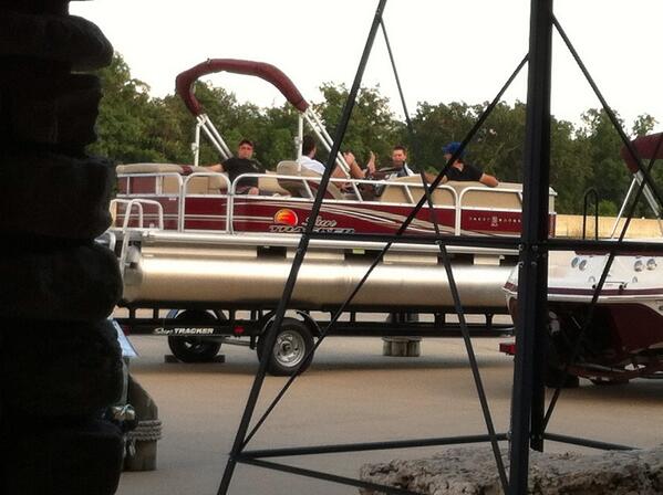 busboy12's tweet photo. How city boys float #yuppies @tabi_twehus @EthanMueller4 @Nylon_G http://t.co/5n7ENlqEbB