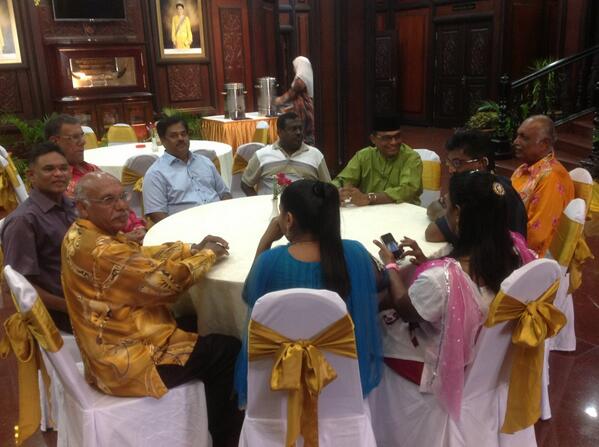 mganes26's tweet photo. Pengerusi PPP Negeri  Dt Raju dgn Ahlix2 PPP NSDK  di Majlis HariRaya Adilfitri Rumah Terbuka d Seremban 2013 http://t.co/95sqCoRQw6