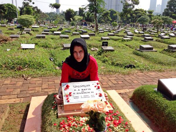 fairuzarafiq99's tweet photo. Hal paling menyakitkan&amp;menyedihkan skrg cm bisa peluk makam papa aja..miss u soo much pa...😭😭😭 http://t.co/Vv2Cfy6xAO