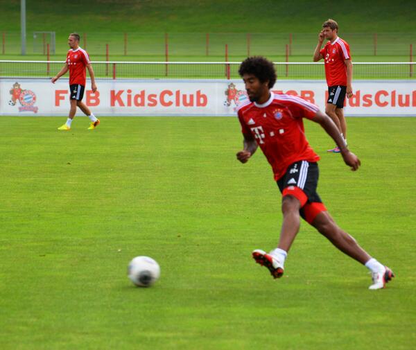 FCBayern's tweet image. .@dante_bonfim, #Ribéry and #Müller preparing for tomorrow&apos;s #Bundesliga kick-off against #Gladbach. #FCBBMG