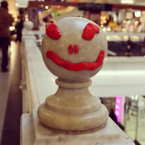handgum's tweet photo. #HandGum на прогулке 
#шоппинг #смайл #настроение #лупоглазик http://t.co/0hoIS2E65B