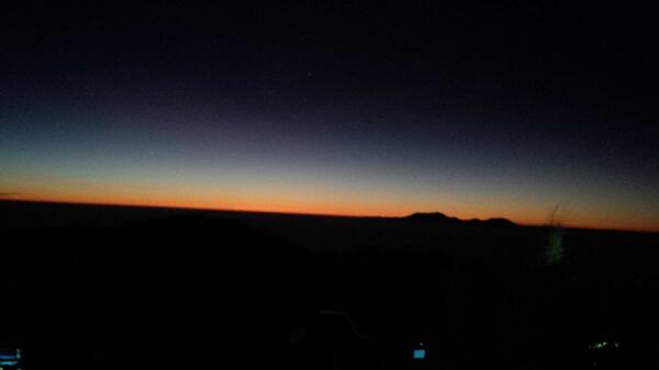 vonzz's tweet photo. batas matahari menjelang hadir di Bromo subuh ini m'nyambut Idul Fitri... http://t.co/LfhALRYMVN