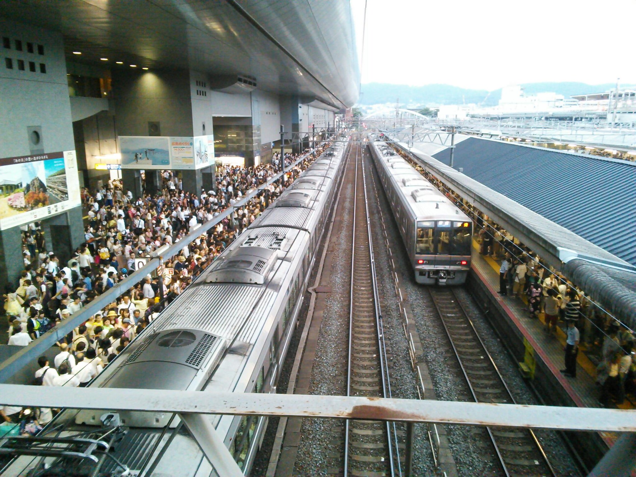 ট ইট র がくほく 京都駅0番線は新快速 膳所臨時停車 2番線は快速 草津延長c電 どちらも一回での乗車はほぼ不可能 Http T Co Hhlczgvyti