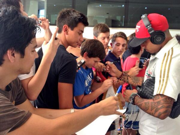 acmilan's tweet photo. Here’s @NDJ_Official meeting some supporters before going to the stadium in #Miami yesterday! #acmilansummer http://t.co/TUDdxjFPyV
