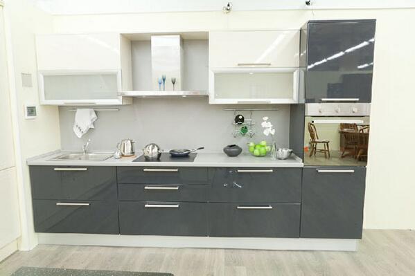 кухня валерия сурская мебель антрацит глянец. кухонный гарнитур матовый gola 5. прямая кухня в серых тонах. светло серая кухня. кухня aleve.