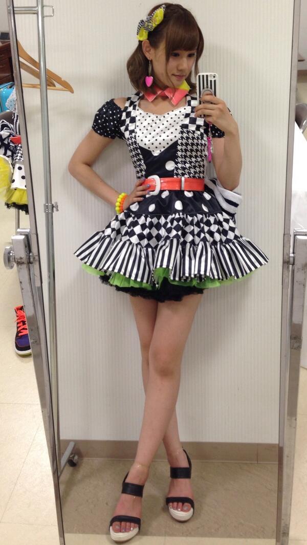 この衣装きゃわいい。
サンダルの所に透明ゴムがあるんだけど、これがあるとダンスの時に安定するので足を挫いたりしません( ´ ▽ ` )ﾉ
#裏ワザ
