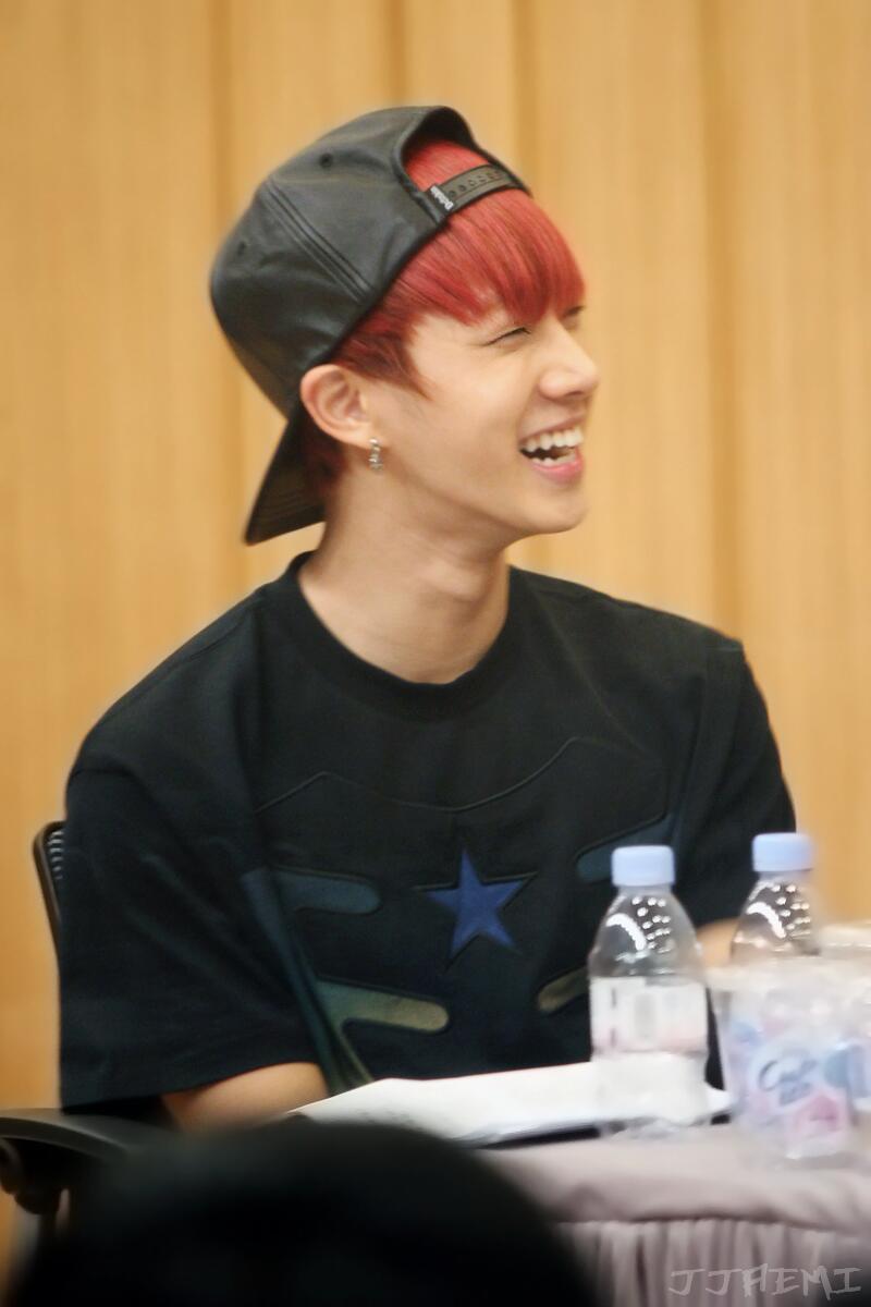 BRJdiy5CUAE_HX9.jpg:large