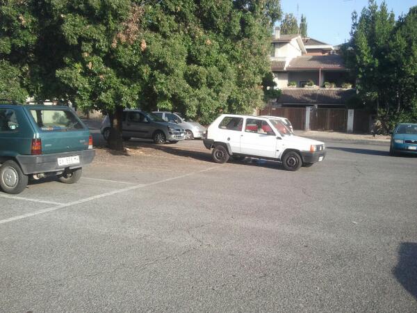 uruk72's tweet photo. @ParcheggioIdiot parcheggino facile facile vicino alla stazione di #Acilia

ma perché!? http://t.co/zjPLMmI7lg