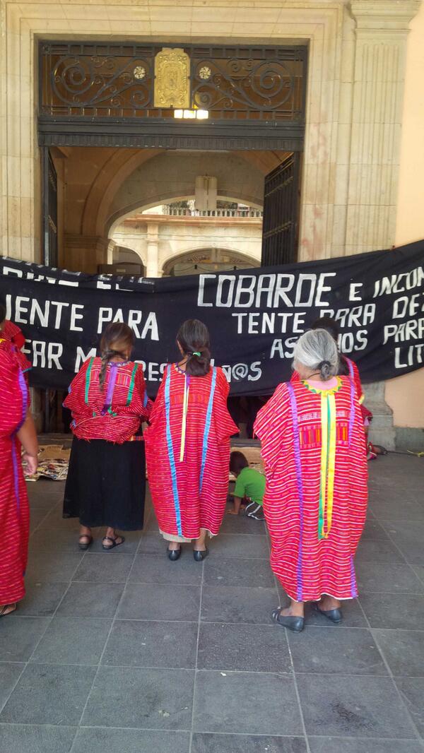 espinacarola's tweet photo. Mujeres triquis cierran la entrada a Palacio de Gobierno...exigen justicia..#Oaxaca @tuiteroax http://t.co/dcyh09q6Uz