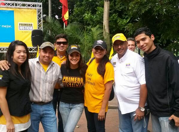ElaFerris's tweet photo. Equipo.de.@pjhatillo acompañando a @eliasayegh http://t.co/FbJoW4MVJi