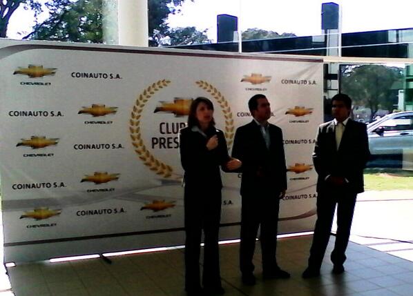 SobreRuedas_Ok's tweet photo. @Isela_Chevrolet Paul Orth @pablomacua En la ceremonia de premiación a @coinautosa miembro del Club del Presidente http://t.co/sC8AutBt4l