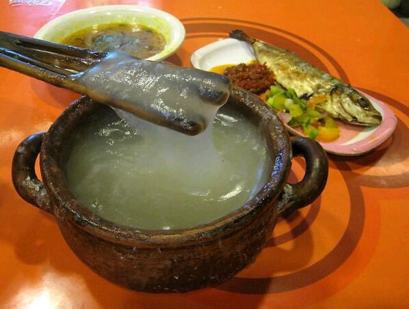 Pengen papeda -,- aish perut laper bosen ketupat mulu