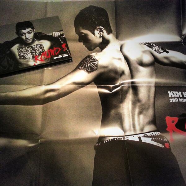 Youtuber_AE's tweet photo. Kim hyun joong new poster and cCD finally arrived to my house today !! ♡ #round3 #korean #kimhyunjoong #unbreakable http://t.co/kavXK8nVLB