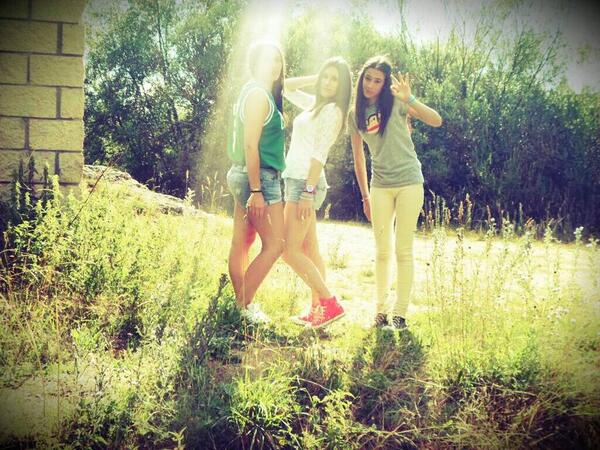 Irati_smile1916's tweet photo. Las quiero demasiado. #Vegashore2013 #Piscina #Fotos #Candanedo #Bici #SimplementeEllas @saroa19_1D @Iratxee11 http://t.co/b5qTmZ71Xm