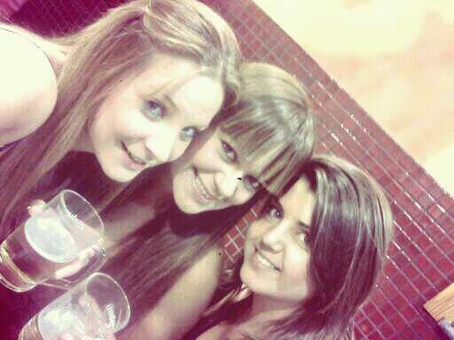 laur_cai's tweet photo. Recordando noches atrás @cristina_cuki @estefania_ITOP no es Granada pero es el mejor bar @ManolodelVenus http://t.co/v4tSOQN6pz